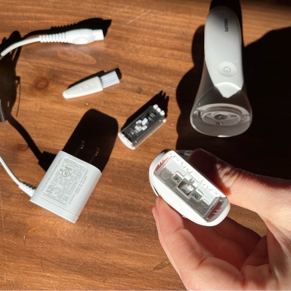 Philips Wet Dry Cordless Electric Razor - Picture 3 of 6
